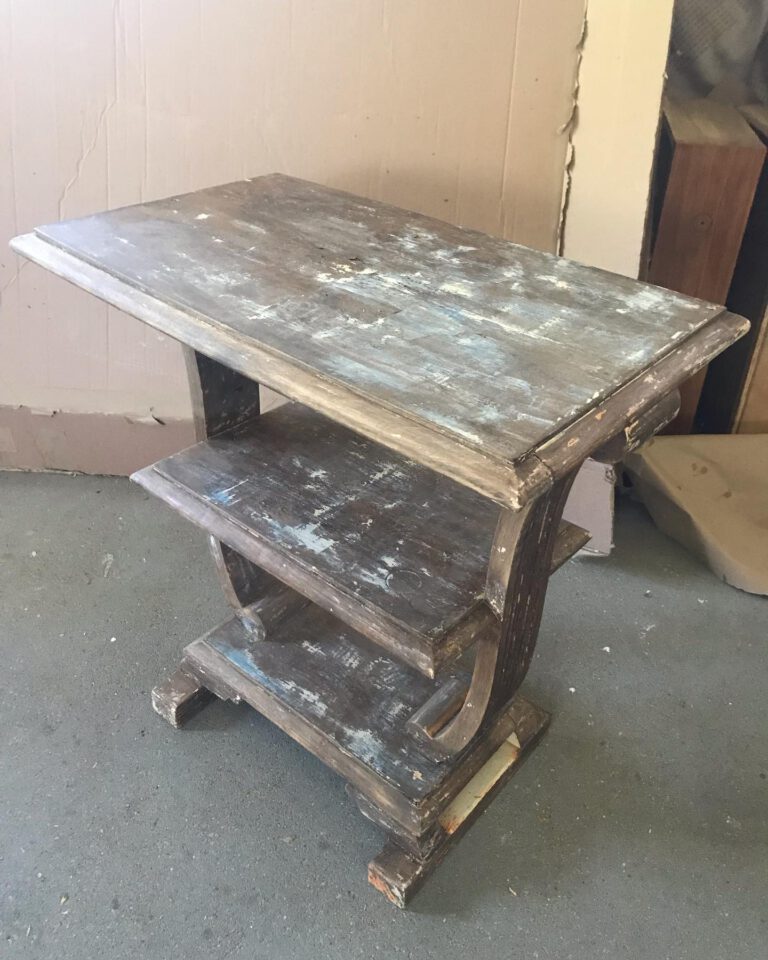 Mesa de madera sin restaurar con la pintura saltada